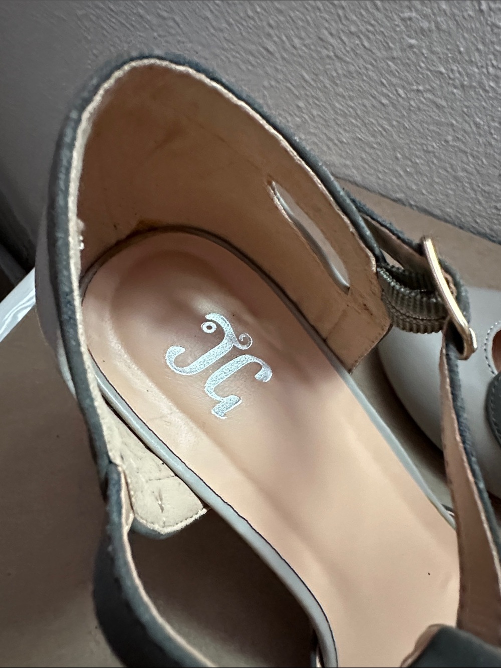 Classic Two-Tone T-Strap Women's Heels in Light and Dark Gray Size 7 - Picture 2 of 10